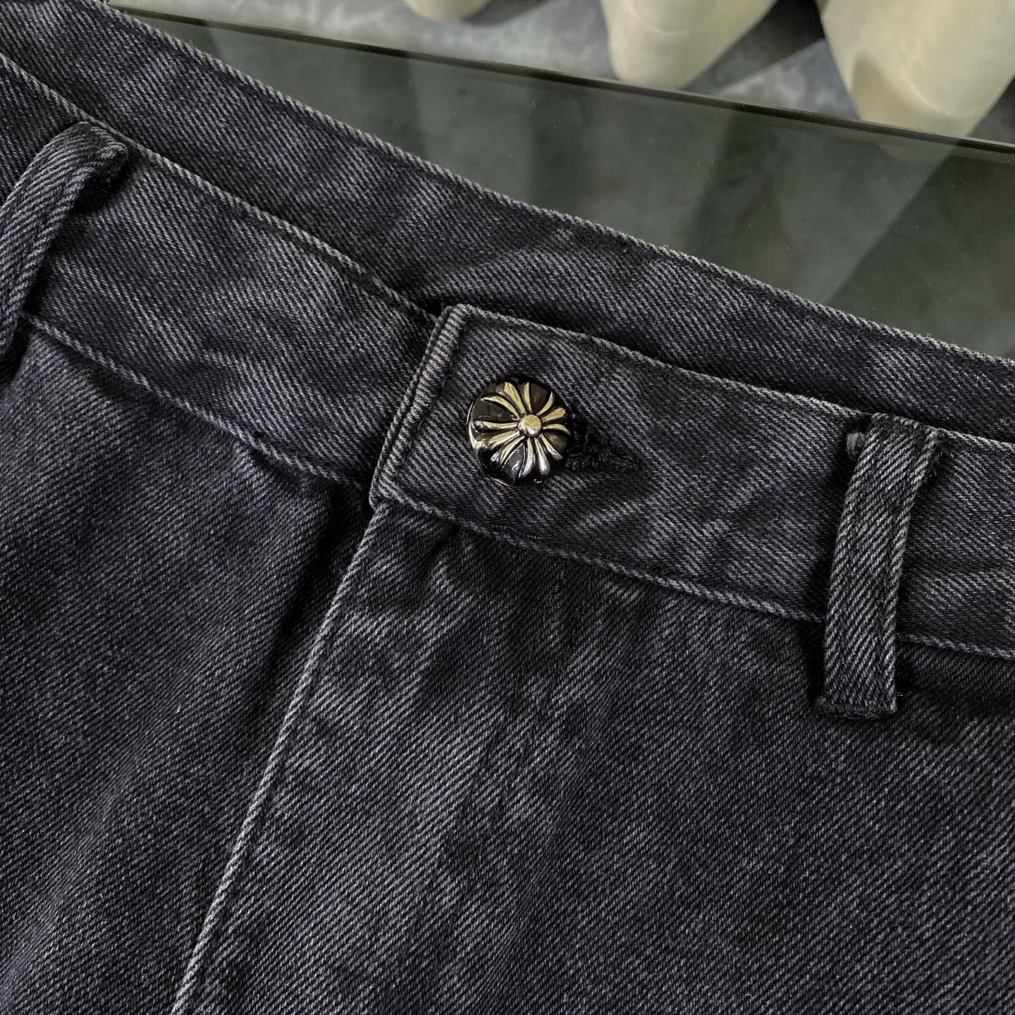P270 CH Chromehearts limited edition work jeans denim logging pants, cabinet price 34W level, patchwork cross pattern embellishment, washed jeans! ! An absolutely high-end luxury product, a 1.9W-level god-level single product, a super popular product, made by top heavy industry, a magic weapon that cannot be missed! [About Zangyin] This is an extremely luxurious fashion brand that can also be called the aristocracy of the high street. It has always been an exclusive brand for some hipsters or rich second generations. Compared with ordinary high streets, it is more luxurious and noble. Compared with luxury brands, it is more fashionable and individual. It has always been a brand that I have a special liking for. [Top heavy industry fashion design] Consistently high-street luxury style. Speaking of this style, the Zangyin family and GU family are definitely the leading representative brands. Especially the Zangyin family has really achieved a state-of-the-art effect in creating high-street style. The unique washed material is used to create this style. The color system is already quite eye-catching. After it is decorated with patchwork cross flowers, it cleverly highlights the charm of the brand. Secondly, this style uses classic The high-waist cutting design highlights the long legs and fashionable temperament of the upper body. The brand is highly recognizable and the slim fit configuration is more suitable for daily wear. It is a product that interprets personality, fashion, and specifications at a glance. This single product is enough to make any fan excited. It can be a white T-shirt for a youthful college style, or a tight suspender for a royal style. It has strong matching ability and can be easily controlled by men.  [Materials and craftsmanship] Needless to say, this point goes without saying. As an excellent craftsman brand, Zangyin’s requirements for details and craftsmanship are really perfect. The washed color of this model has gone through so many processes, not to mention the embellishment of denim appliques. It is also purely hand-made and sewn. Just like what they believe in, only hand-made things have soul and have the meaning of wear. A top-notch heavy-duty fashionable denim item, I look forward to your perfect interpretation! !  Color: black gray Size: 28-34